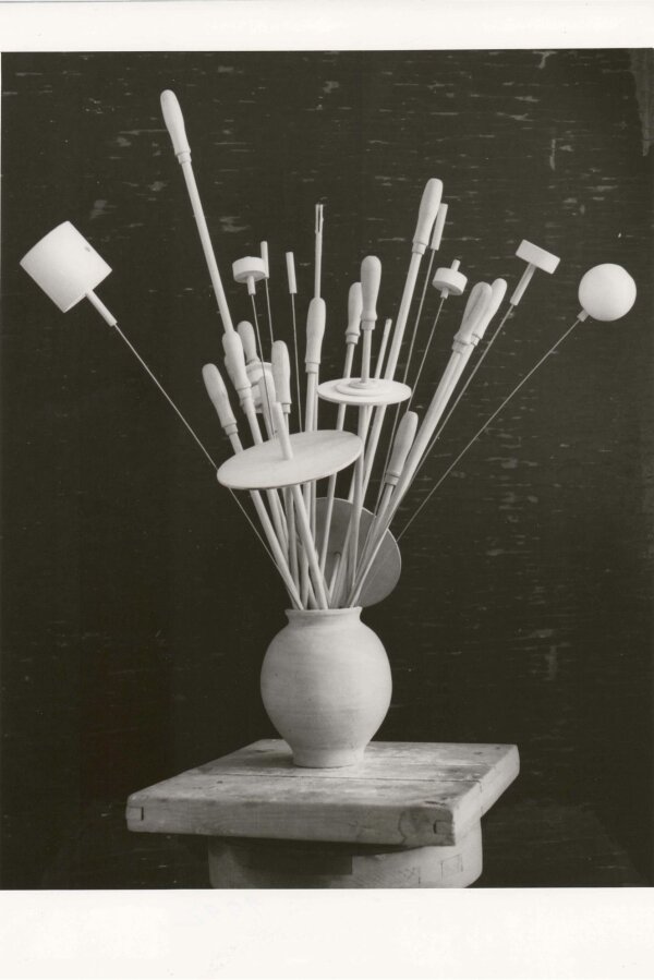 Radan Pantůček, Kytice, 1992, dřevo, drát, pálená hlína, 70x80 cm